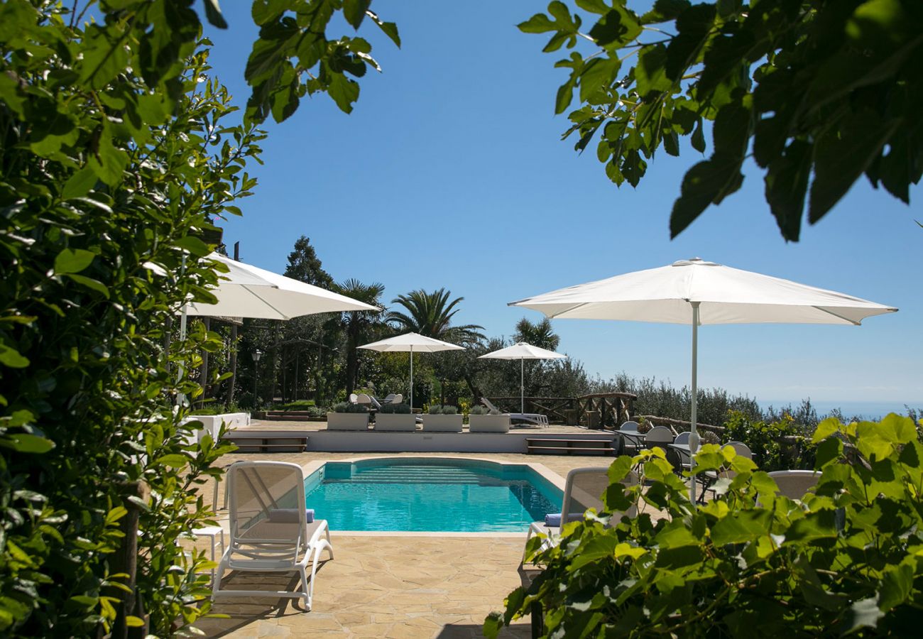 Villa a Sant´Agata sui Due Golfi - AMORE RENTALS - Villa Amiela con Piscina Privata, Vista Mare, Giardino,Terrazzi e Parcheggio