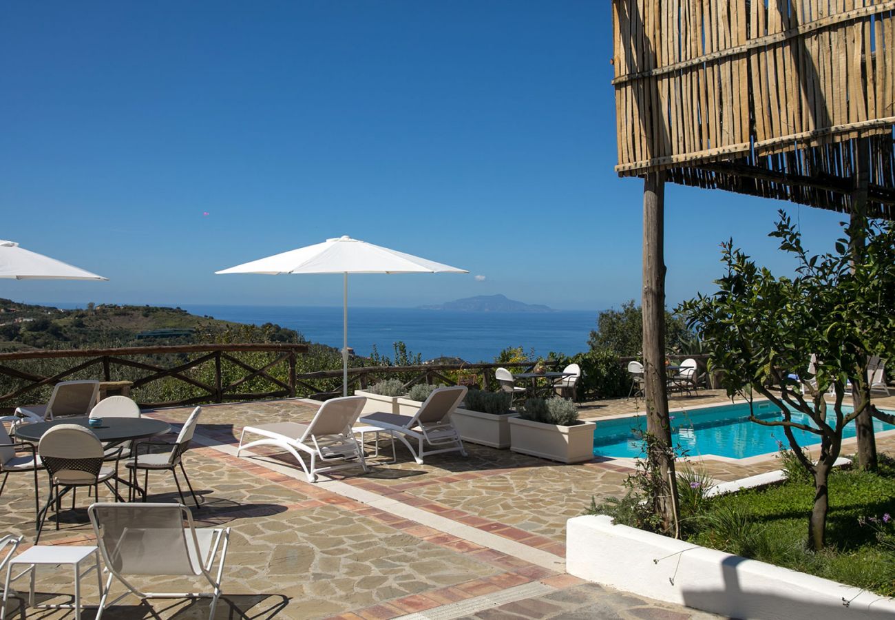 Villa a Sant´Agata sui Due Golfi - AMORE RENTALS - Villa Amiela con Piscina Privata, Vista Mare, Giardino,Terrazzi e Parcheggio