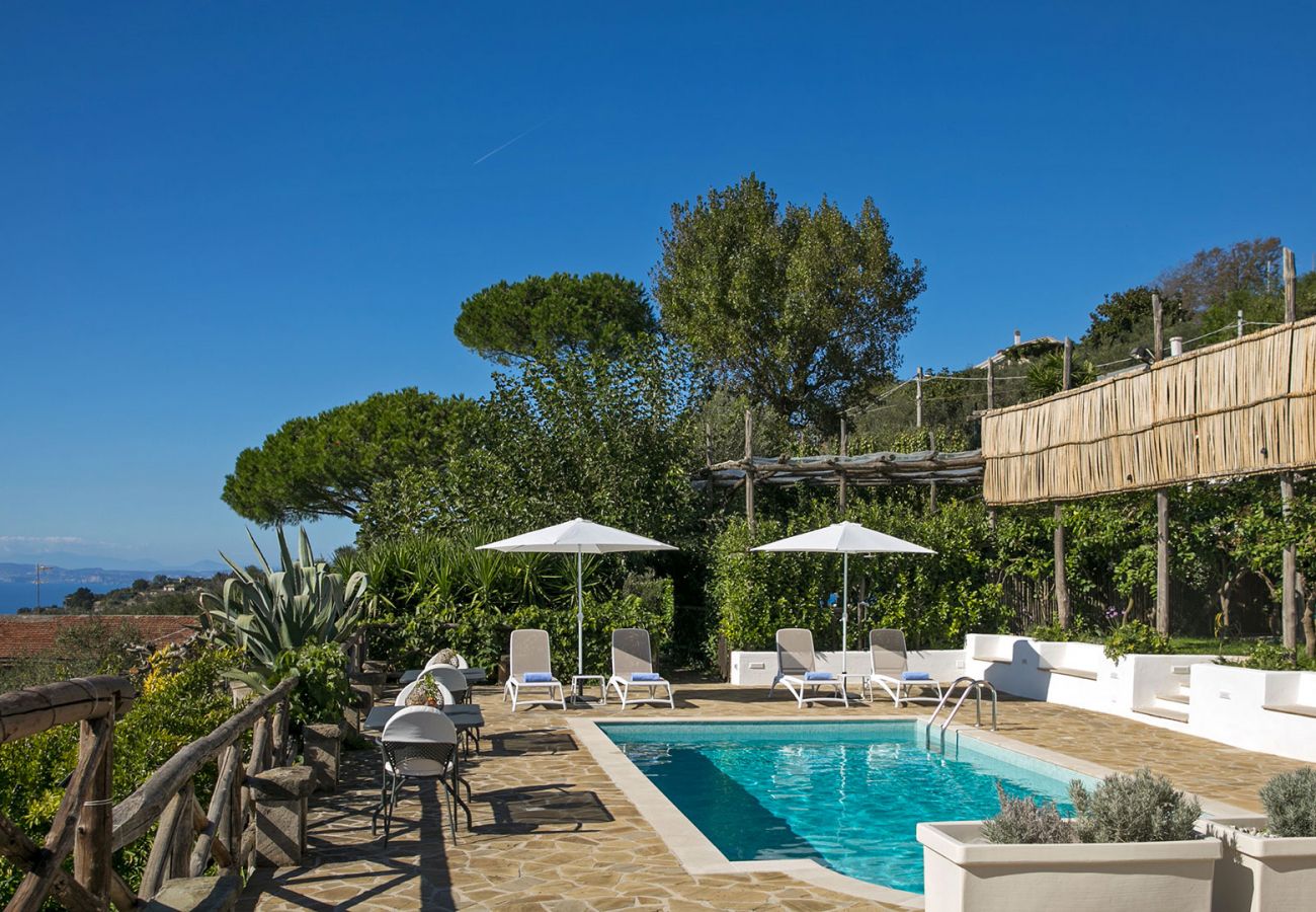 Villa a Sant´Agata sui Due Golfi - AMORE RENTALS - Villa Amiela con Piscina Privata, Vista Mare, Giardino,Terrazzi e Parcheggio