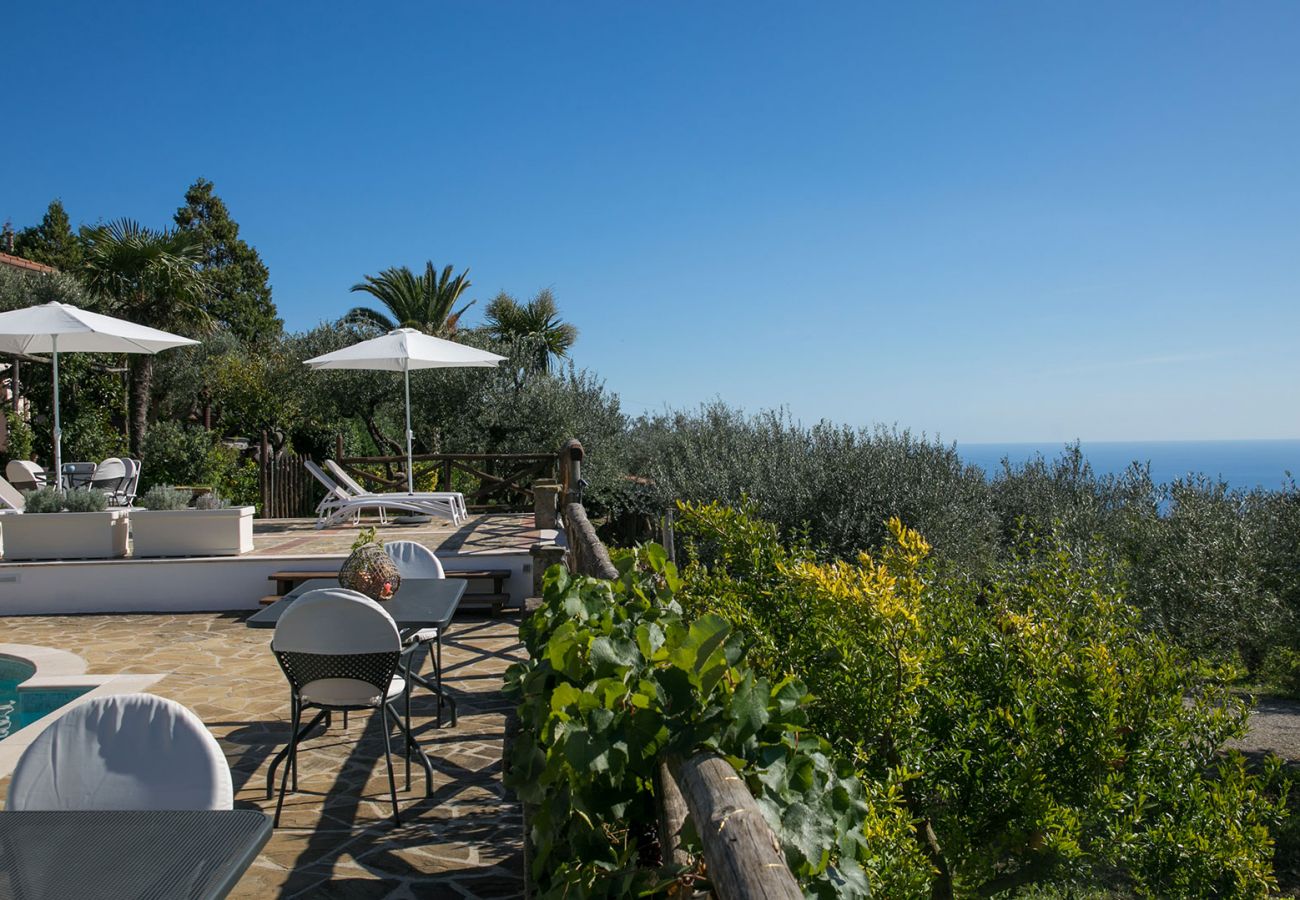 Villa a Sant´Agata sui Due Golfi - AMORE RENTALS - Villa Amiela con Piscina Privata, Vista Mare, Giardino,Terrazzi e Parcheggio