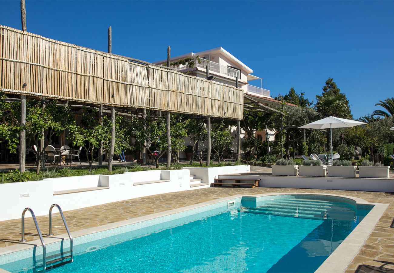 Villa a Sant´Agata sui Due Golfi - AMORE RENTALS - Villa Amiela con Piscina Privata, Vista Mare, Giardino,Terrazzi e Parcheggio