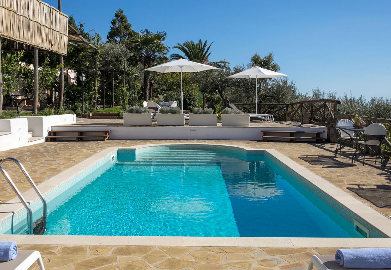 Villa a Sant´Agata sui Due Golfi - AMORE RENTALS - Villa Amiela con Piscina Privata, Vista Mare, Giardino,Terrazzi e Parcheggio