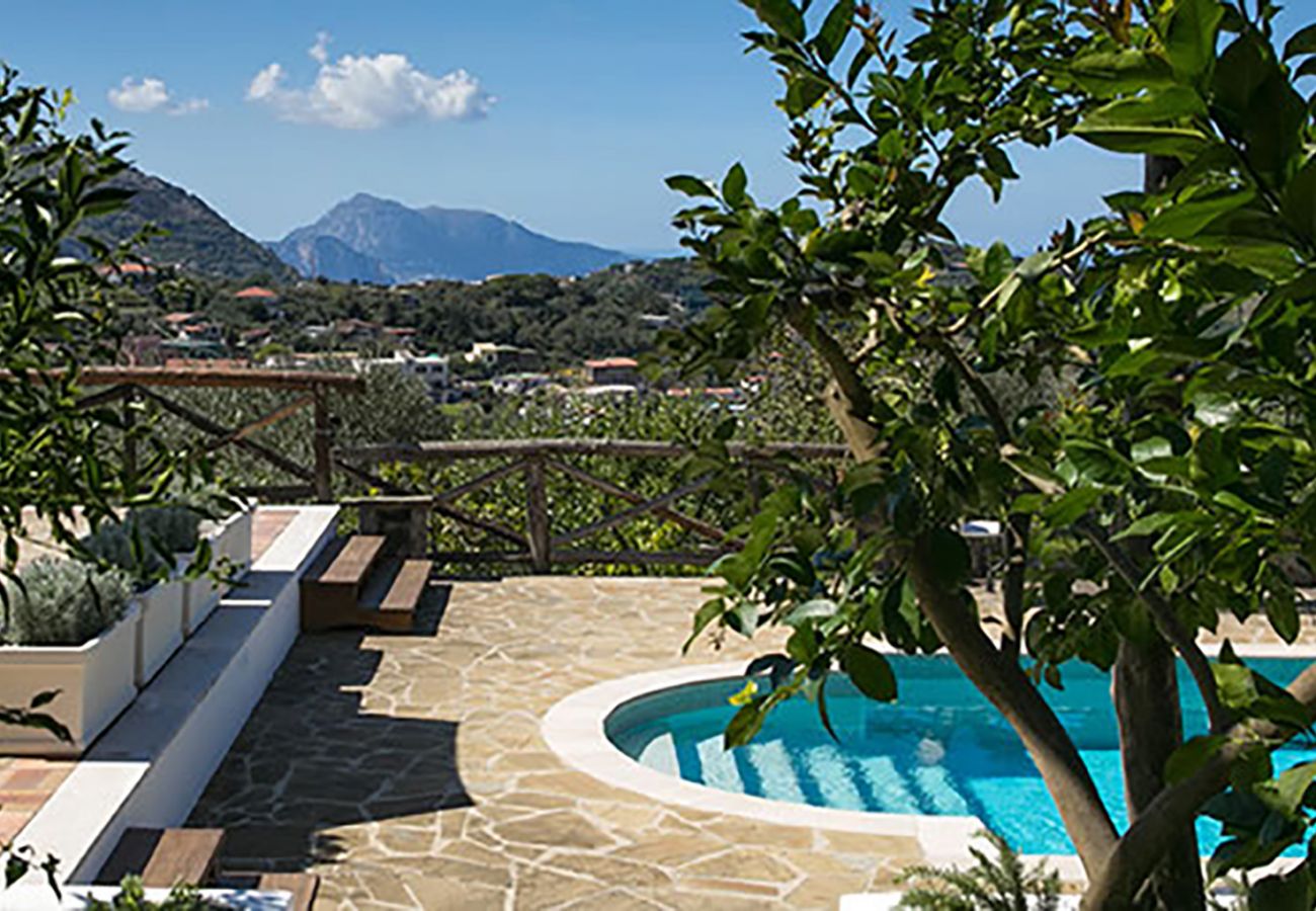 Villa a Sant´Agata sui Due Golfi - AMORE RENTALS - Villa Amiela con Piscina Privata, Vista Mare, Giardino,Terrazzi e Parcheggio