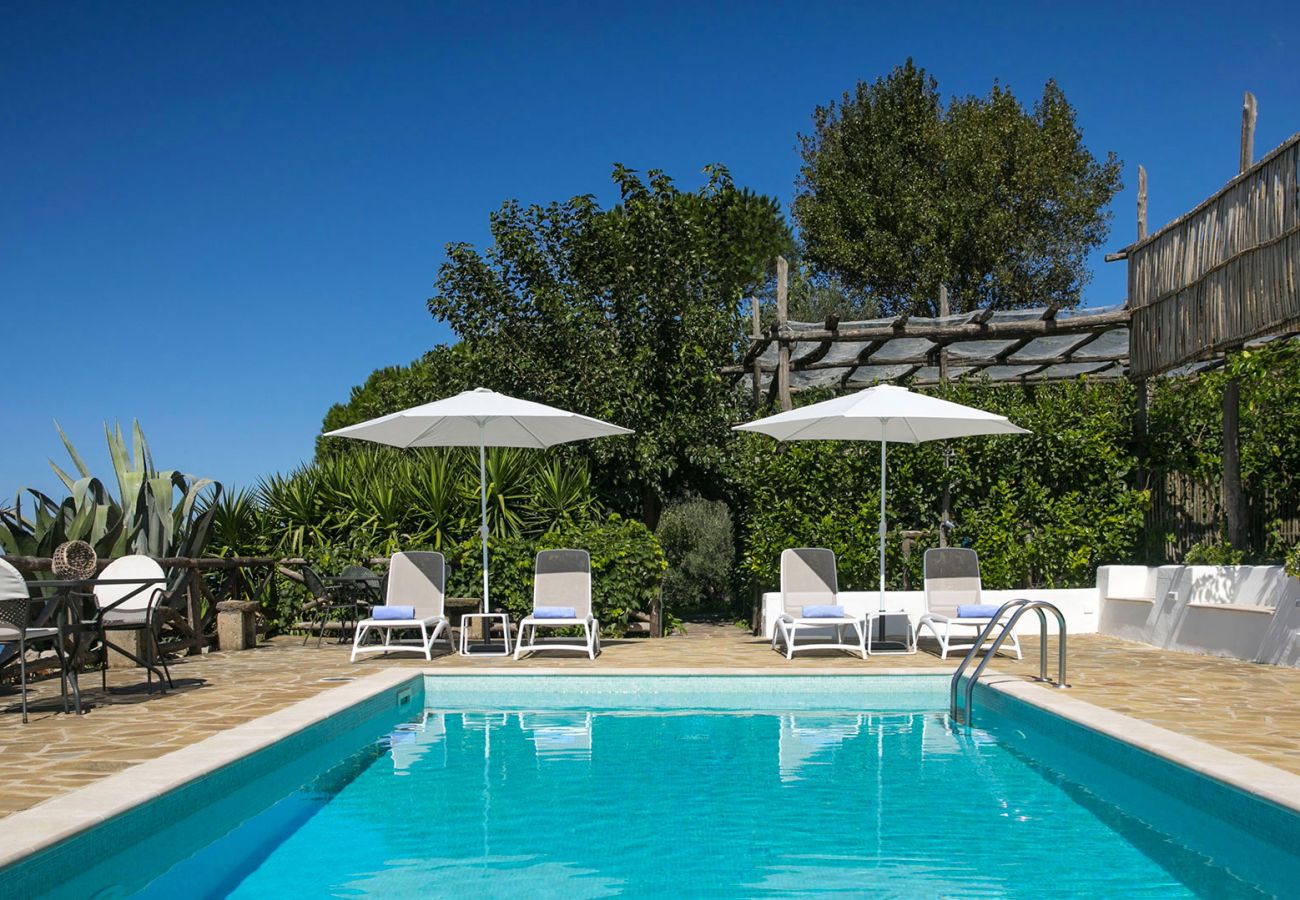 Villa a Sant´Agata sui Due Golfi - AMORE RENTALS - Villa Amiela con Piscina Privata, Vista Mare, Giardino,Terrazzi e Parcheggio