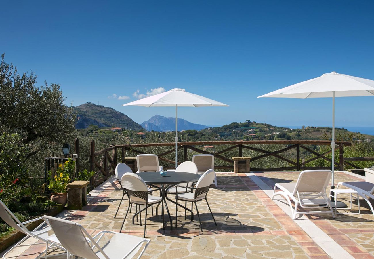 Villa a Sant´Agata sui Due Golfi - AMORE RENTALS - Villa Amiela con Piscina Privata, Vista Mare, Giardino,Terrazzi e Parcheggio