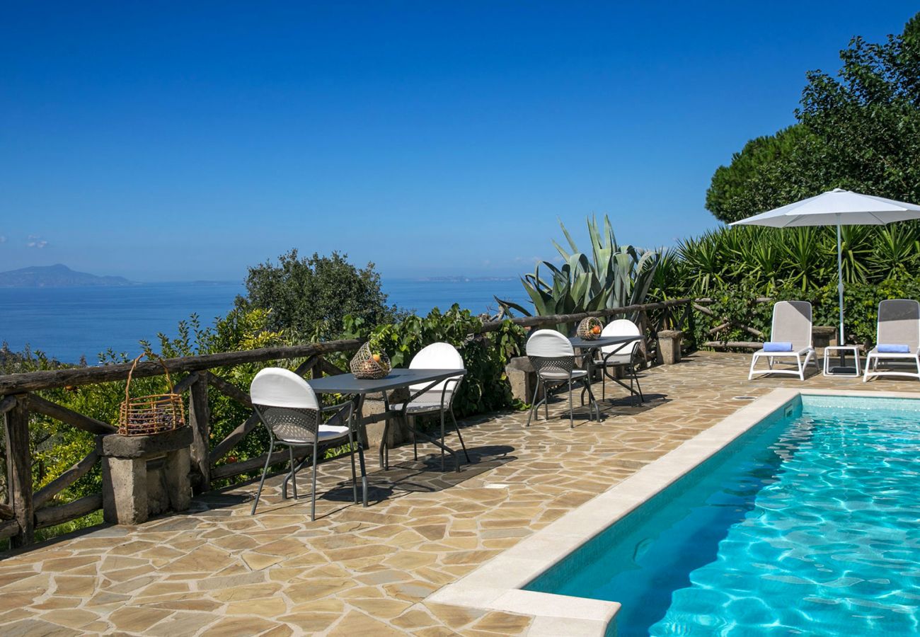 Villa a Sant´Agata sui Due Golfi - AMORE RENTALS - Villa Amiela con Piscina Privata, Vista Mare, Giardino,Terrazzi e Parcheggio