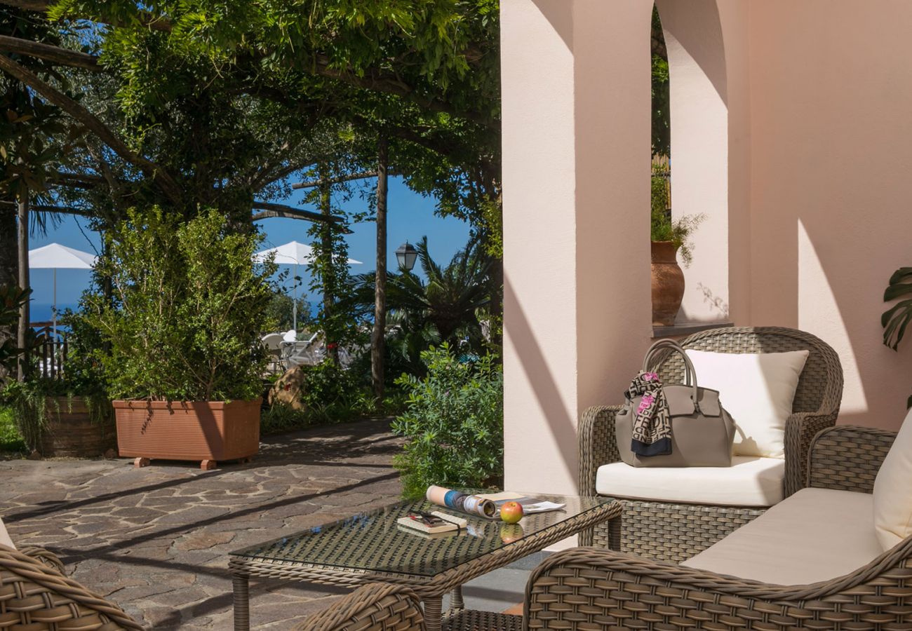 Villa a Sant´Agata sui Due Golfi - AMORE RENTALS - Villa Amiela con Piscina Privata, Vista Mare, Giardino,Terrazzi e Parcheggio