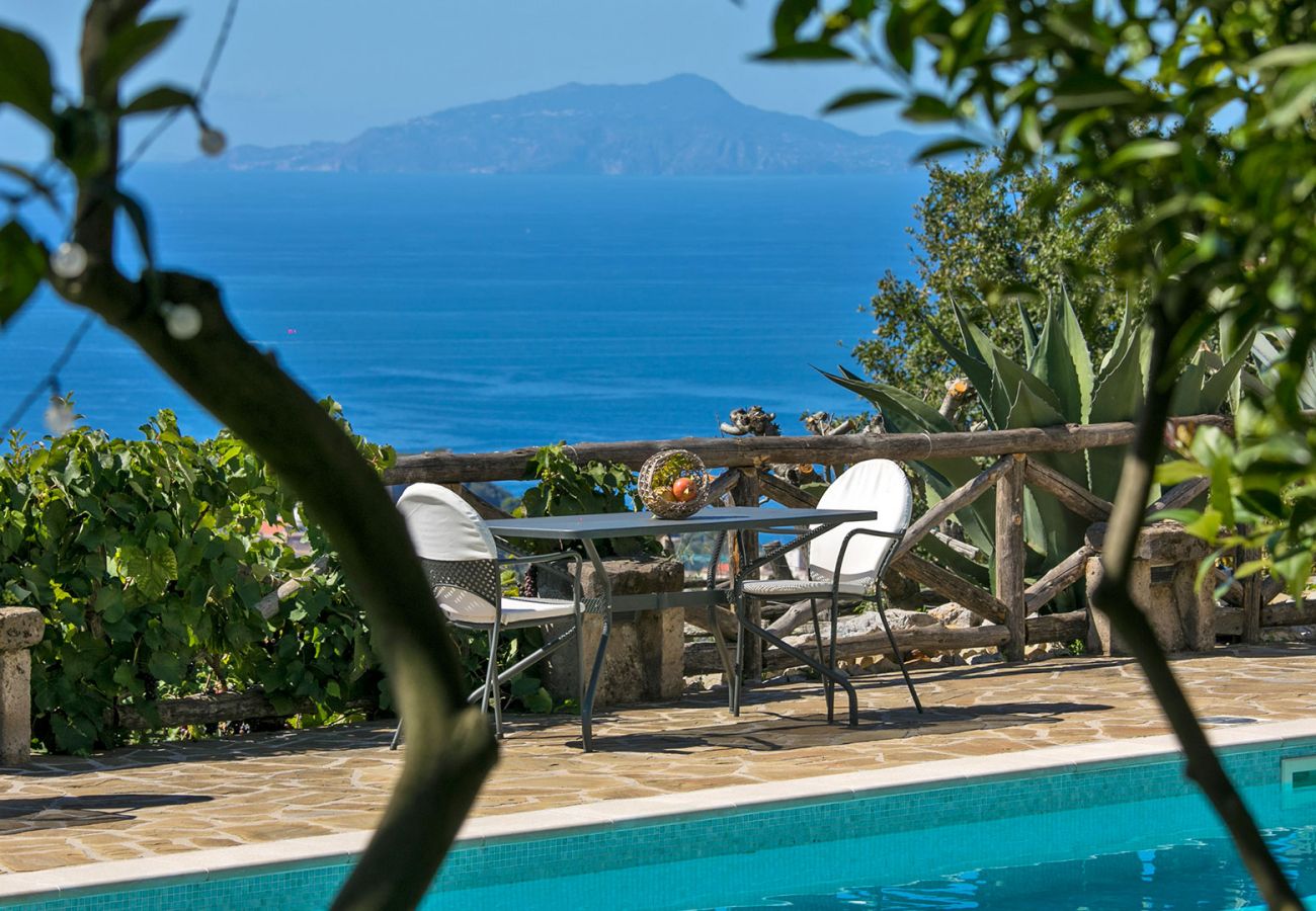 Villa a Sant´Agata sui Due Golfi - AMORE RENTALS - Villa Amiela con Piscina Privata, Vista Mare, Giardino,Terrazzi e Parcheggio