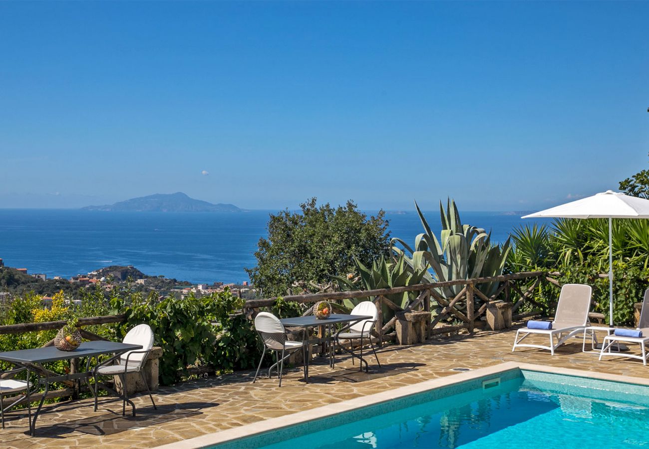 Villa a Sant´Agata sui Due Golfi - AMORE RENTALS - Villa Amiela con Piscina Privata, Vista Mare, Giardino,Terrazzi e Parcheggio