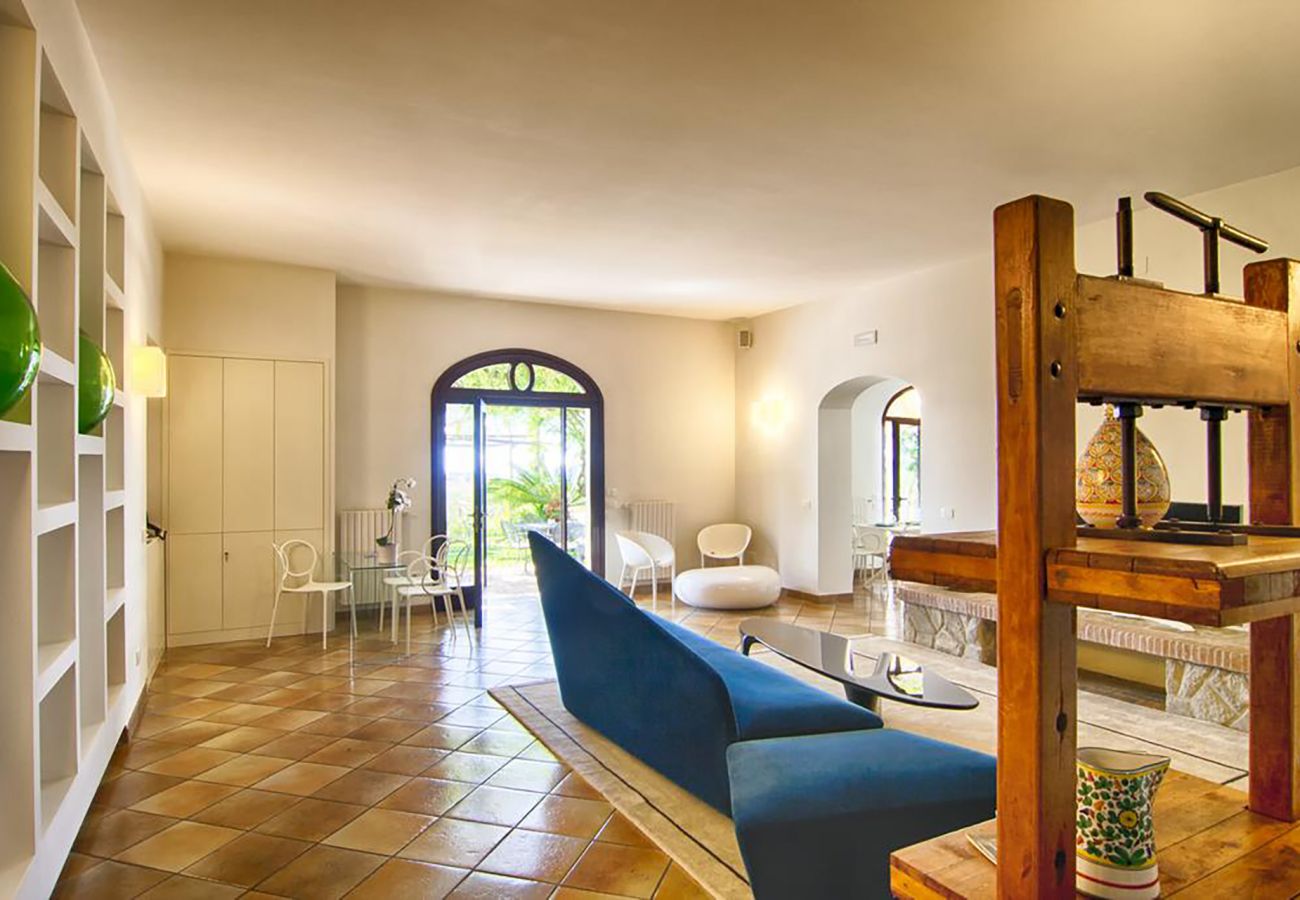 Villa a Sant´Agata sui Due Golfi - AMORE RENTALS - Villa Amiela con Piscina Privata, Vista Mare, Giardino,Terrazzi e Parcheggio