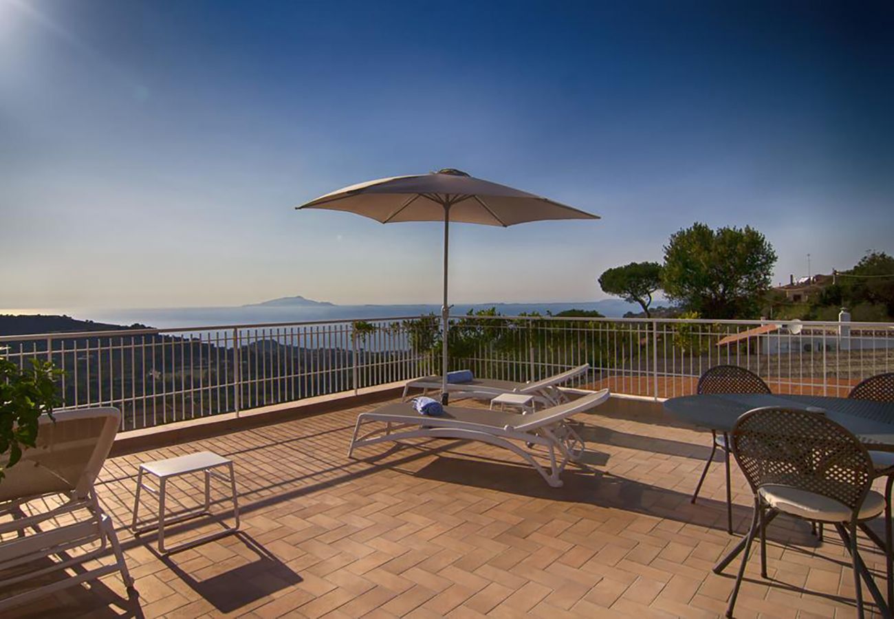 Villa a Sant´Agata sui Due Golfi - AMORE RENTALS - Villa Amiela con Piscina Privata, Vista Mare, Giardino,Terrazzi e Parcheggio