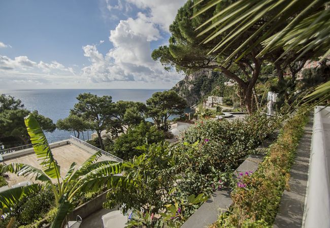 Villa a Capri - AMORE RENTALS - Villa Afrodite con Vista Mare, Piscina, Giardino e Parcheggio Vicino al Mare