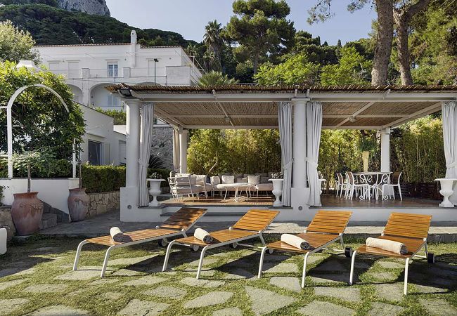 Villa a Capri - AMORE RENTALS - Villa Afrodite con Vista Mare, Piscina, Giardino e Parcheggio Vicino al Mare Villa a Capri - AMORE RENTALS - Villa Afrodite con Vista Mare, Piscina, Giardino e Parcheggio Vicino al Mare