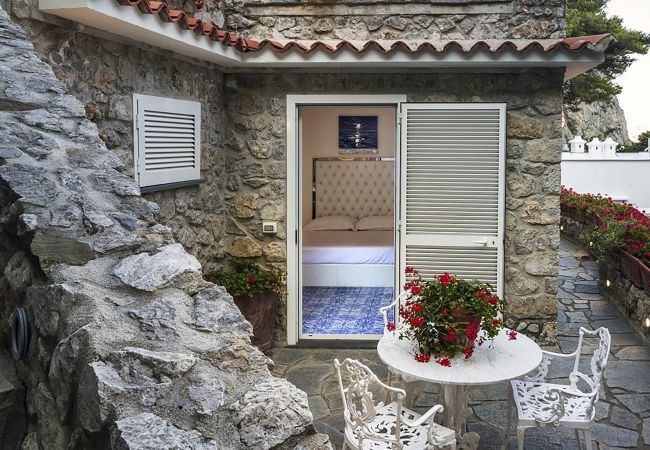 Villa a Capri - AMORE RENTALS - Villa Afrodite con Vista Mare, Piscina, Giardino e Parcheggio Vicino al Mare Villa a Capri - AMORE RENTALS - Villa Afrodite con Vista Mare, Piscina, Giardino e Parcheggio Vicino al Mare