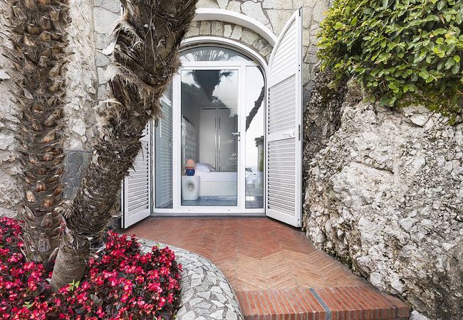 Villa a Capri - AMORE RENTALS - Villa Afrodite con Vista Mare, Piscina, Giardino e Parcheggio Vicino al Mare Villa a Capri - AMORE RENTALS - Villa Afrodite con Vista Mare, Piscina, Giardino e Parcheggio Vicino al Mare