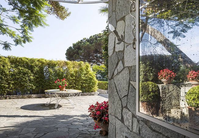 Villa a Capri - AMORE RENTALS - Villa Afrodite con Vista Mare, Piscina, Giardino e Parcheggio Vicino al Mare Villa a Capri - AMORE RENTALS - Villa Afrodite con Vista Mare, Piscina, Giardino e Parcheggio Vicino al Mare