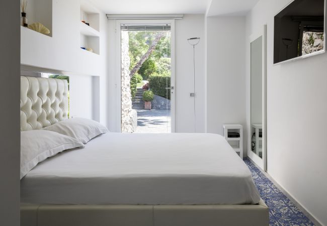 Villa a Capri - AMORE RENTALS - Villa Afrodite con Vista Mare, Piscina, Giardino e Parcheggio Vicino al Mare Villa a Capri - AMORE RENTALS - Villa Afrodite con Vista Mare, Piscina, Giardino e Parcheggio Vicino al Mare