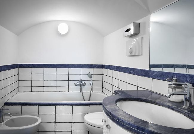 Villa a Capri - AMORE RENTALS - Villa Afrodite con Vista Mare, Piscina, Giardino e Parcheggio Vicino al Mare Villa a Capri - AMORE RENTALS - Villa Afrodite con Vista Mare, Piscina, Giardino e Parcheggio Vicino al Mare