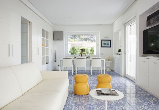 Villa a Capri - AMORE RENTALS - Villa Afrodite con Vista Mare, Piscina, Giardino e Parcheggio Vicino al Mare Villa a Capri - AMORE RENTALS - Villa Afrodite con Vista Mare, Piscina, Giardino e Parcheggio Vicino al Mare