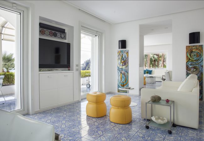 Villa a Capri - AMORE RENTALS - Villa Afrodite con Vista Mare, Piscina, Giardino e Parcheggio Vicino al Mare Villa a Capri - AMORE RENTALS - Villa Afrodite con Vista Mare, Piscina, Giardino e Parcheggio Vicino al Mare