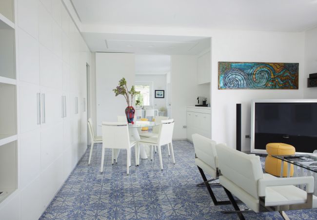 Villa a Capri - AMORE RENTALS - Villa Afrodite con Vista Mare, Piscina, Giardino e Parcheggio Vicino al Mare Villa a Capri - AMORE RENTALS - Villa Afrodite con Vista Mare, Piscina, Giardino e Parcheggio Vicino al Mare