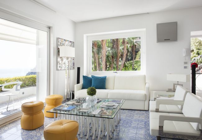 Villa a Capri - AMORE RENTALS - Villa Afrodite con Vista Mare, Piscina, Giardino e Parcheggio Vicino al Mare Villa a Capri - AMORE RENTALS - Villa Afrodite con Vista Mare, Piscina, Giardino e Parcheggio Vicino al Mare