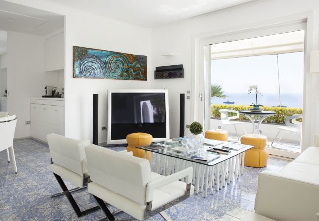 Villa a Capri - AMORE RENTALS - Villa Afrodite con Vista Mare, Piscina, Giardino e Parcheggio Vicino al Mare Villa a Capri - AMORE RENTALS - Villa Afrodite con Vista Mare, Piscina, Giardino e Parcheggio Vicino al Mare