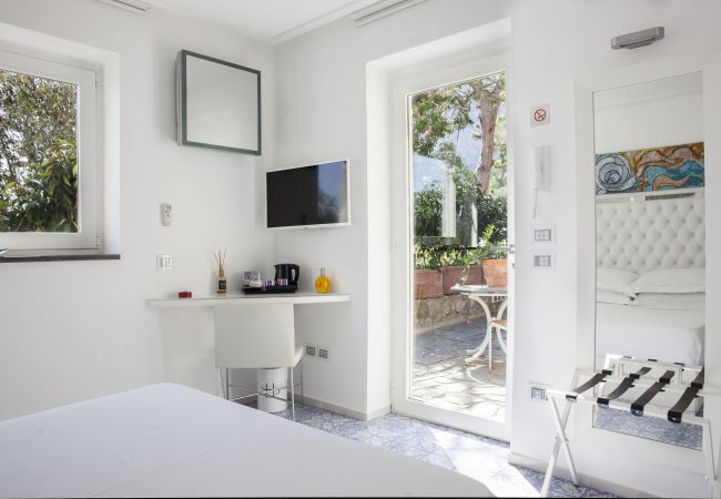 Villa a Capri - AMORE RENTALS - Villa Afrodite con Vista Mare, Piscina, Giardino e Parcheggio Vicino al Mare Villa a Capri - AMORE RENTALS - Villa Afrodite con Vista Mare, Piscina, Giardino e Parcheggio Vicino al Mare