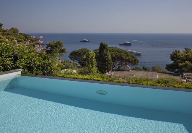 Villa a Capri - AMORE RENTALS - Villa Afrodite con Vista Mare, Piscina, Giardino e Parcheggio Vicino al Mare