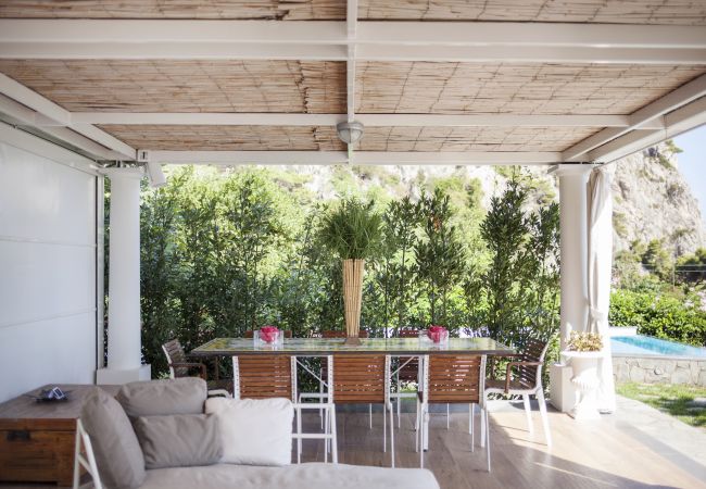 Villa a Capri - AMORE RENTALS - Villa Afrodite con Vista Mare, Piscina, Giardino e Parcheggio Vicino al Mare Villa a Capri - AMORE RENTALS - Villa Afrodite con Vista Mare, Piscina, Giardino e Parcheggio Vicino al Mare