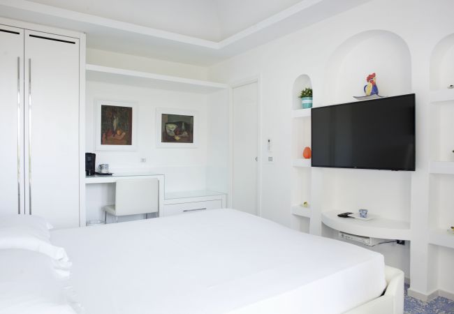 Villa a Capri - AMORE RENTALS - Villa Afrodite con Vista Mare, Piscina, Giardino e Parcheggio Vicino al Mare Villa a Capri - AMORE RENTALS - Villa Afrodite con Vista Mare, Piscina, Giardino e Parcheggio Vicino al Mare