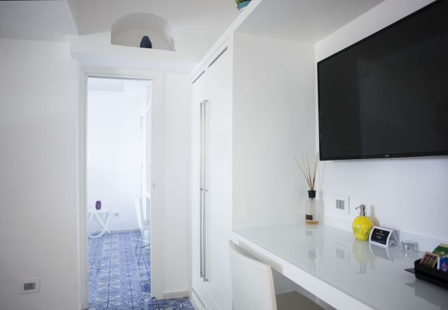 Villa a Capri - AMORE RENTALS - Villa Afrodite con Vista Mare, Piscina, Giardino e Parcheggio Vicino al Mare Villa a Capri - AMORE RENTALS - Villa Afrodite con Vista Mare, Piscina, Giardino e Parcheggio Vicino al Mare