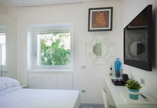 Villa a Capri - AMORE RENTALS - Villa Afrodite con Vista Mare, Piscina, Giardino e Parcheggio Vicino al Mare Villa a Capri - AMORE RENTALS - Villa Afrodite con Vista Mare, Piscina, Giardino e Parcheggio Vicino al Mare