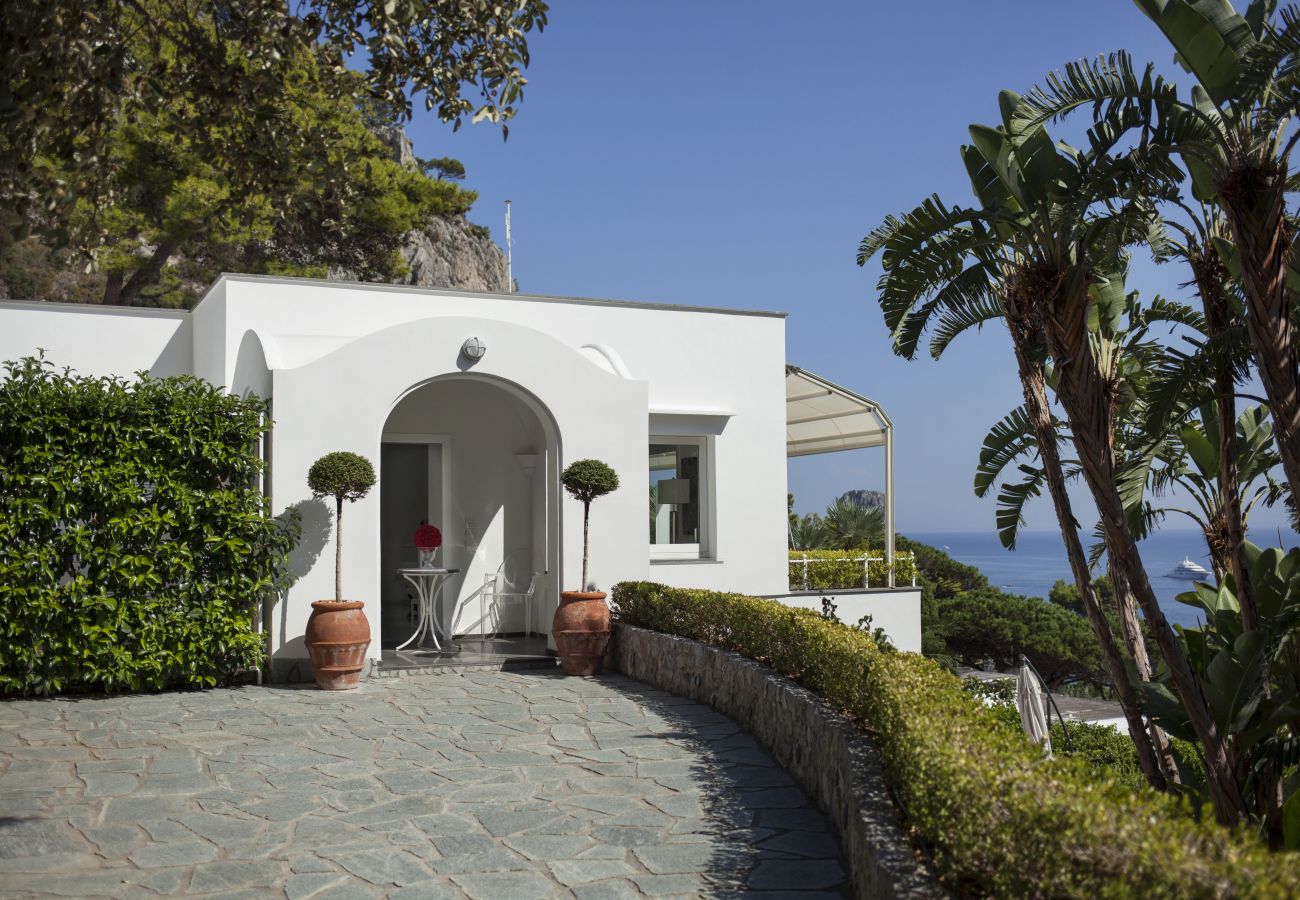 Villa a Capri - AMORE RENTALS - Villa Afrodite con Vista Mare, Piscina, Giardino e Parcheggio Vicino al Mare