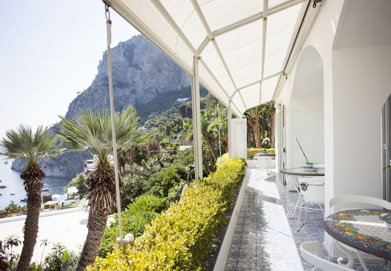 Villa a Capri - AMORE RENTALS - Villa Afrodite con Vista Mare, Piscina, Giardino e Parcheggio Vicino al Mare