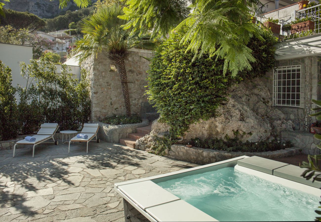 Villa a Capri - AMORE RENTALS - Villa Afrodite con Vista Mare, Piscina, Giardino e Parcheggio Vicino al Mare