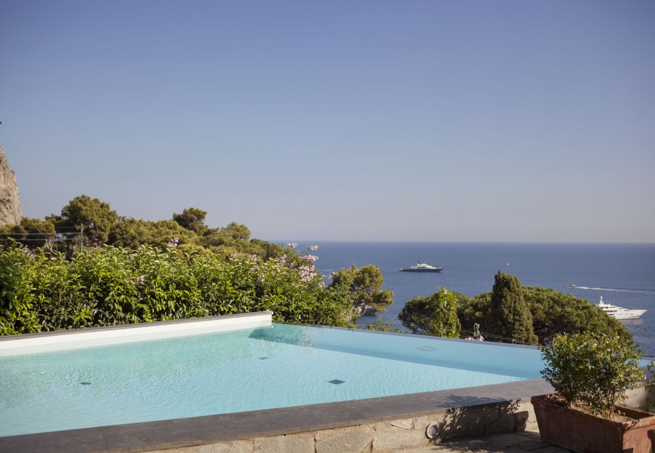 Villa a Capri - AMORE RENTALS - Villa Afrodite con Vista Mare, Piscina, Giardino e Parcheggio Vicino al Mare