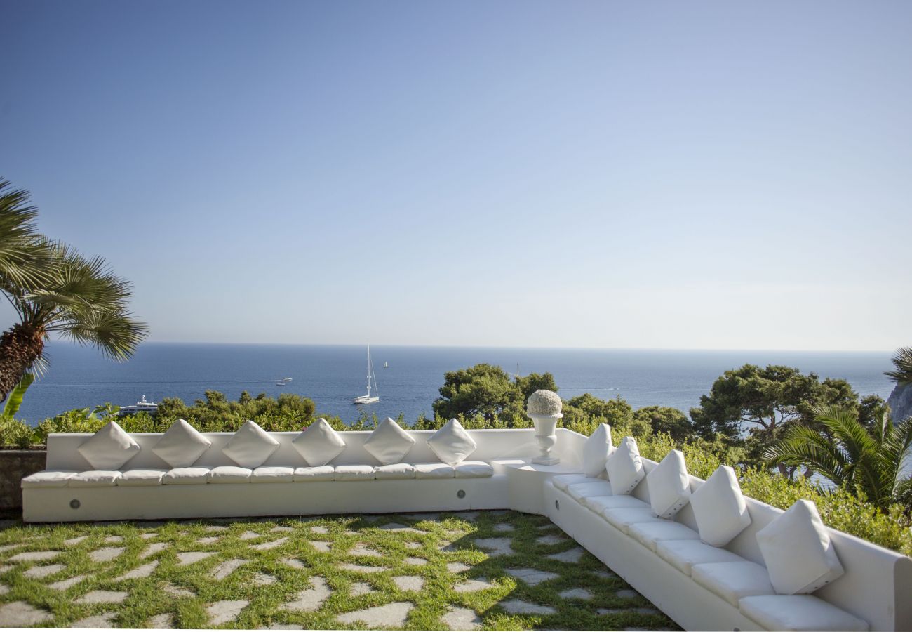 Villa a Capri - AMORE RENTALS - Villa Afrodite con Vista Mare, Piscina, Giardino e Parcheggio Vicino al Mare