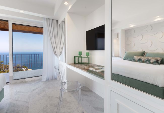 Villa a Sorrento - AMORE RENTALS -Villa Giada con Piscina, Giardino, Vista Mare e Parcheggio Villa a Sorrento - AMORE RENTALS -Villa Giada con Piscina, Giardino, Vista Mare e Parcheggio