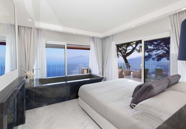 Villa a Sorrento - AMORE RENTALS -Villa Giada con Piscina, Giardino, Vista Mare e Parcheggio Villa a Sorrento - AMORE RENTALS -Villa Giada con Piscina, Giardino, Vista Mare e Parcheggio