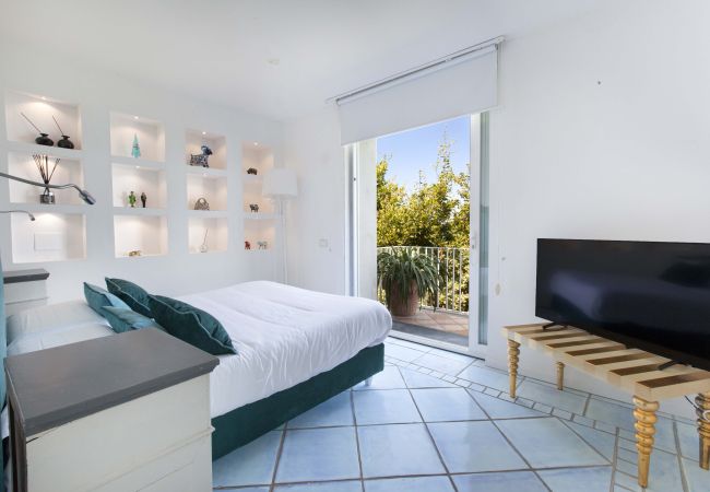 Villa a Sorrento - AMORE RENTALS -Villa Giada con Piscina, Giardino, Vista Mare e Parcheggio Villa a Sorrento - AMORE RENTALS -Villa Giada con Piscina, Giardino, Vista Mare e Parcheggio