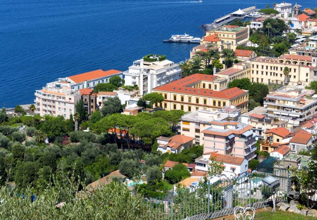 Villa a Sorrento - AMORE RENTALS -Villa Giada con Piscina, Giardino, Vista Mare e Parcheggio Villa a Sorrento - AMORE RENTALS -Villa Giada con Piscina, Giardino, Vista Mare e Parcheggio