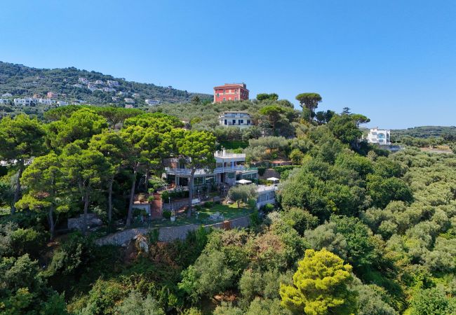 Villa a Sorrento - AMORE RENTALS -Villa Giada con Piscina, Giardino, Vista Mare e Parcheggio Villa a Sorrento - AMORE RENTALS -Villa Giada con Piscina, Giardino, Vista Mare e Parcheggio