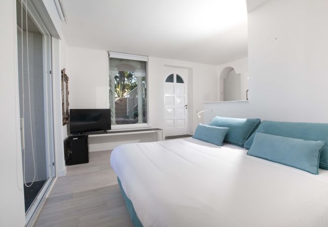Villa a Sorrento - AMORE RENTALS -Villa Giada con Piscina, Giardino, Vista Mare e Parcheggio Villa a Sorrento - AMORE RENTALS -Villa Giada con Piscina, Giardino, Vista Mare e Parcheggio