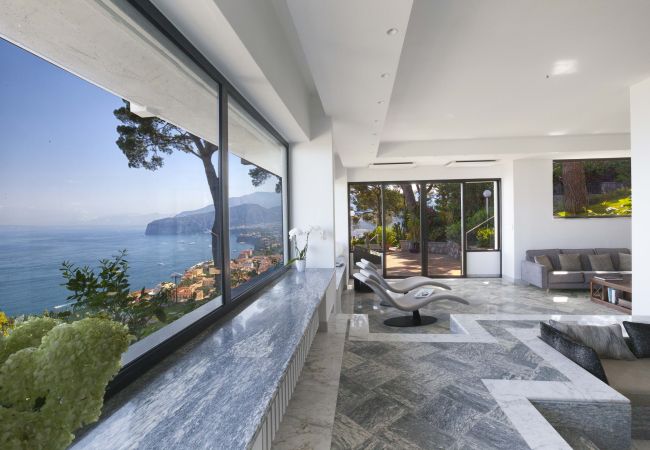 Villa a Sorrento - AMORE RENTALS -Villa Giada con Piscina, Giardino, Vista Mare e Parcheggio Villa a Sorrento - AMORE RENTALS -Villa Giada con Piscina, Giardino, Vista Mare e Parcheggio