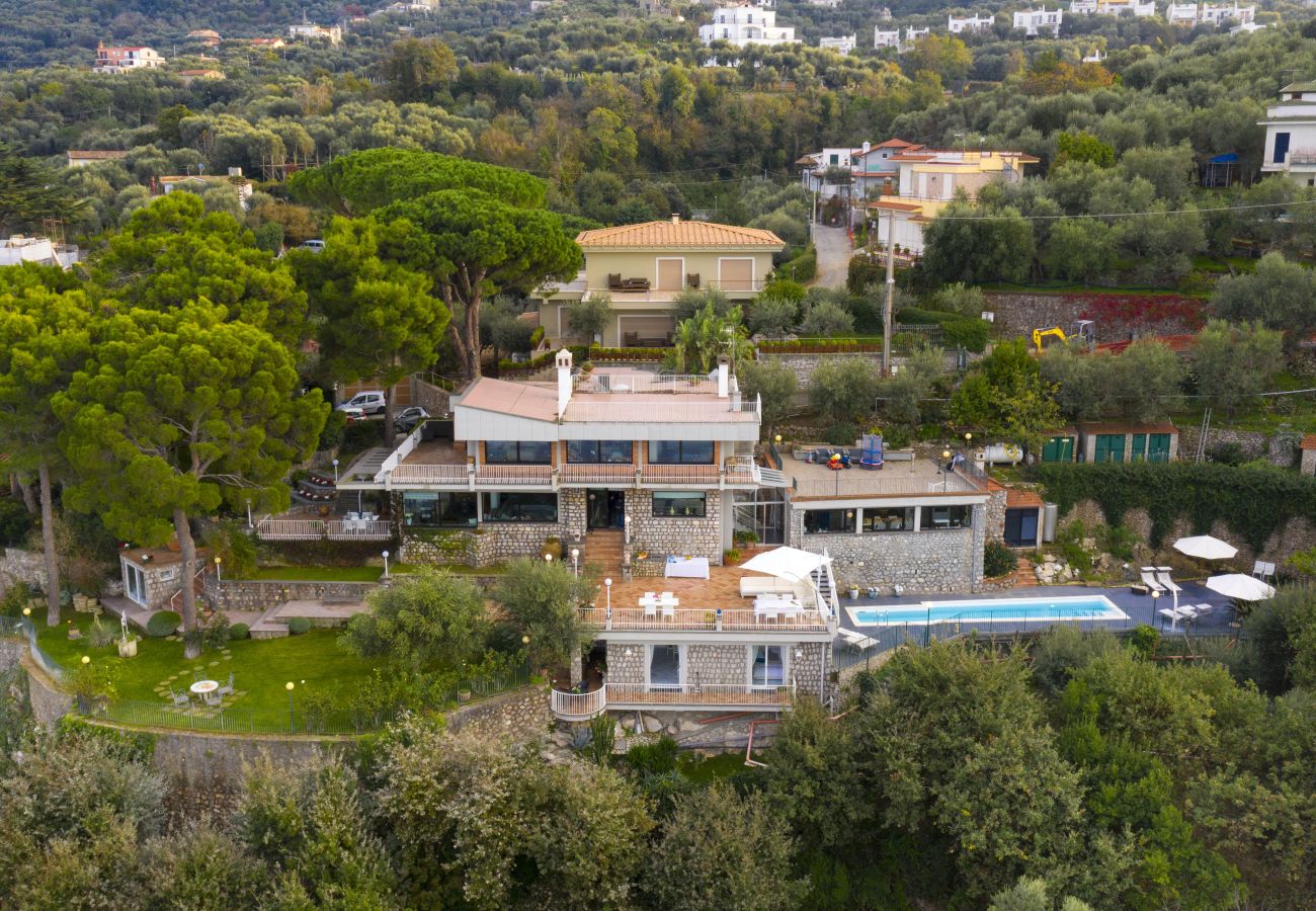Villa a Sorrento - AMORE RENTALS -Villa Giada con Piscina, Giardino, Vista Mare e Parcheggio