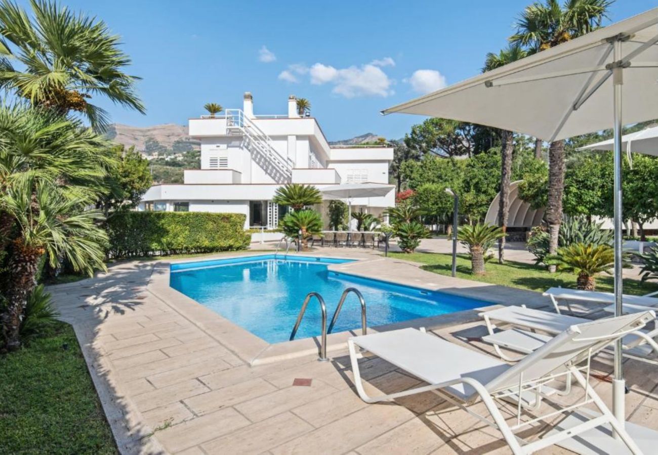 Villa a Vico Equense - AMORE RENTALS - Villa Romeo con Piscina Privata, Vista Mare, Parcheggio e Giardino