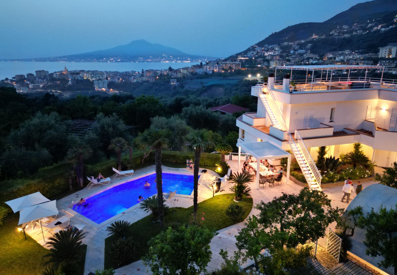 Villa a Vico Equense - AMORE RENTALS - Villa Romeo con Piscina Privata, Vista Mare, Parcheggio e Giardino