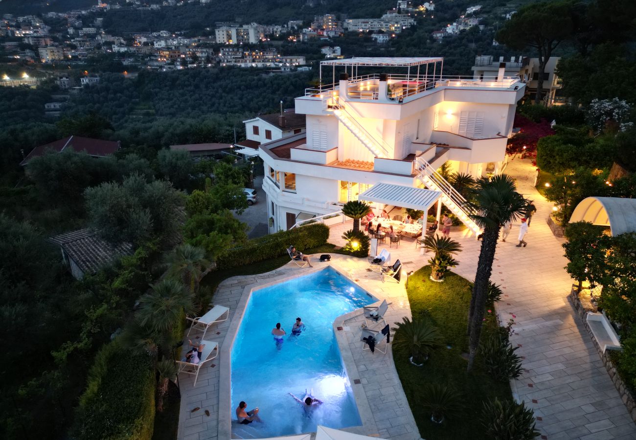 Villa a Vico Equense - AMORE RENTALS - Villa Romeo con Piscina Privata, Vista Mare, Parcheggio e Giardino