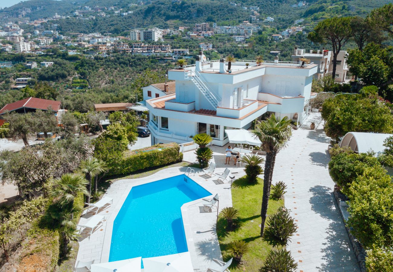 Villa a Vico Equense - AMORE RENTALS - Villa Romeo con Piscina Privata, Vista Mare, Parcheggio e Giardino